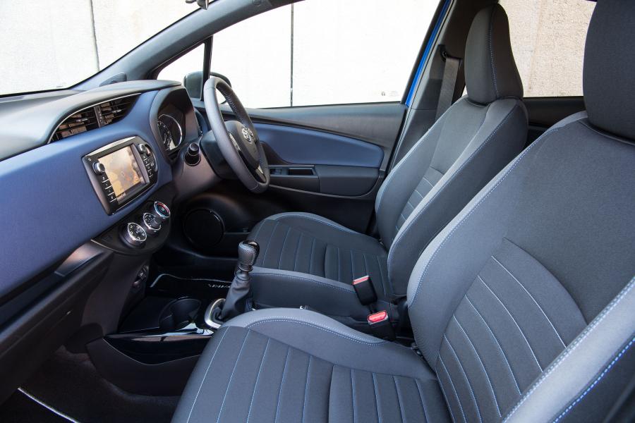 Интерьер Toyota Yaris Bi-Tone 2017 года  (UK) (фото 37 из 40)